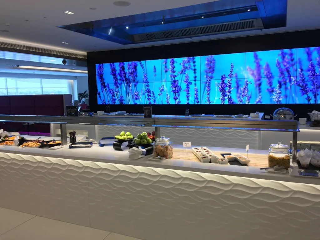 A visual wall and theater kitchen make a big impact in the Air NZ Sydney lounge
